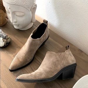 v i a . s p i g a . a n k l e . b o o t s